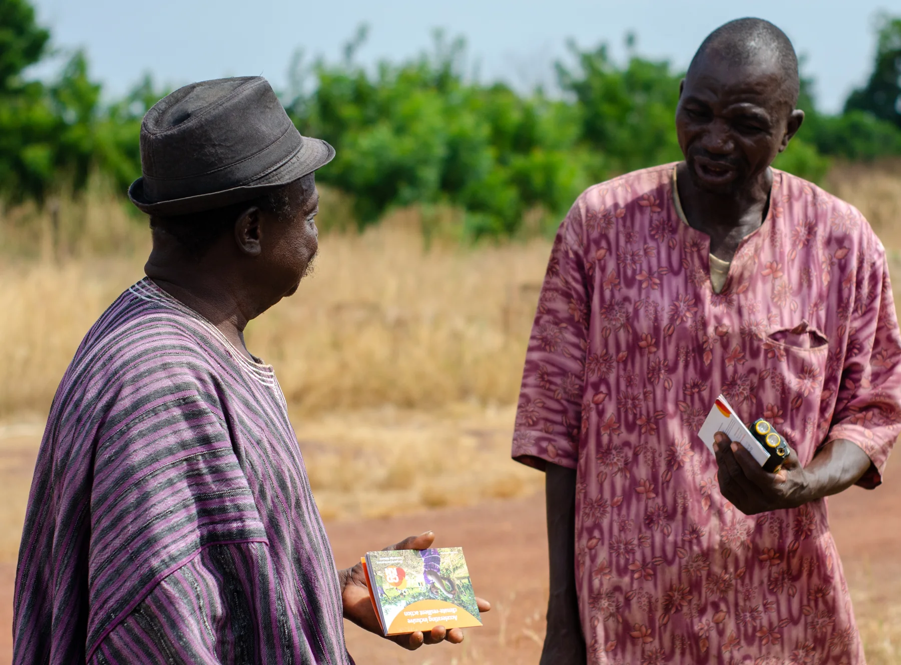 Two Brutu community members in conversation about local climate knowledge